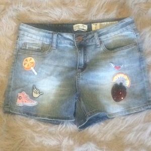 ❤️ Vintage style shorts with fun patches.